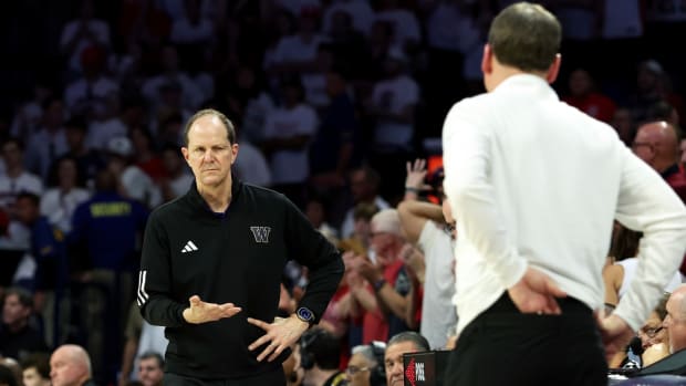 Mike Hopkins shakes hands with Arizona's Tommy Lloyd in Arizona.